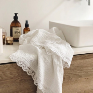 Toalla de gasa con puntilla