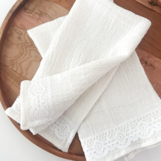 Toalla de gasa con puntilla