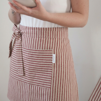 Delantal a rayas tinto con bolsillo